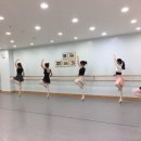 성인 발레스트레칭 이미지