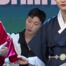 Q. Sannie babe why were you sniffing the Hanbok😂 이미지