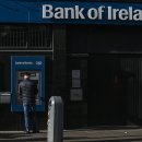 미국 은행 앱 오류로 인해 자금이 없는 고객이 현금을 인출할 수 있습니다.일부 ATM의 긴 줄은 일부 보고에 따라 경찰이 군중을 통제하 이미지