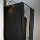 고급스러움 표현하기 최적인 블랙우드 HPM 화장실칸막이(서울 강남구 00 다이아몬드 매장 화장실 큐비클) 이미지