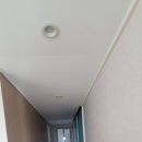 쌍용예가디오션아파트 | 광안 쌍용예가디오션아파트 실크도배 시공 후기 화이트 천장 + 라이트그레이 벽면, 부직포 띄움시공으로...