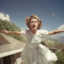 1950년대 달빛 아래에서 보이지 않는 힘에 의해 하늘을 향해 이끌려 가는 여자들 이미지