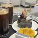 꾸덕 - 성남시 수정구 남문로31번길 1 | 광주 빙수 맛집 맥문동 꿀복숭아시루 베리꾸덕 조각케이크 후기