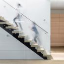 [빌더하우스] 해외사례모음 - 계단모음:유리난간과 나무로 구성된 계단들 #1 이미지