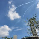 서울 하늘에 나타난 편대 비행기 . . 이미지