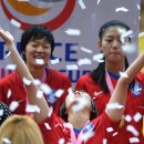 피스퀸컵 우승트로피 들어올리는 한국 여자축구 대표팀 이미지