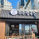 부산 조조칼국수 삼성 75인치 사이니지 천장형 설치 후기! 깔끔하고 시야 좋은 디지털 메뉴판 활용