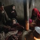 생존을 위해 고된 여행을 하고 있는 아프가니스탄 사람들 이미지