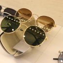 2층에 안경 이미지