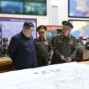 김정은, ‘남한 점령 목표’ 전군지휘훈련 점검…‘전술핵타격훈련’도 실시 이미지
