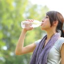 '하루 물 8잔 마시면 건강해진다'는 건 의학 미신 이미지