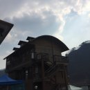 강가에 하얀집 펜션 이미지