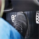 카린자동차정비 | 브레이크 밟을때 끼익 소리 원인들 교체 시기 판단법 정비 팁과 비용 정리