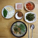 돼지고기가 들어간 따뜻한 국밥. 이미지