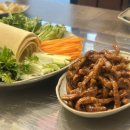 역 맛집] 술이 술술 들어가는 공항동 무지개양꼬치 요리 메뉴 솔직 후기! (경장육슬, 양고기대파볶음...
