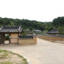 기와와 이끼 어울려 예스러운 바닷가 양반마을