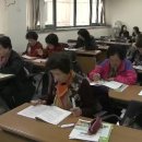 [EBS 뉴스] ＜심층취재: 문해교육 6편＞ 학교 찾아 삼만 리‥"배울 곳이 없다" 이미지