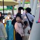 중국 남자 어린이가 롯데월드 대기줄에서 소변 이미지