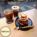 프롬.지은 | 벚꽃 가득한 경주 황리단길 카페 프롬상록 카페라떼와 소보로슈 솔직후기 고양이도 있어요