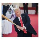 트럼프 대통령이 야구 방망이를 선물한 충격적 이유 이미지