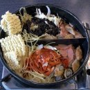 (짬짜면 떡볶이 버전?) 두가지 맛 떡볶이를 동시에 먹는, 홍대 이색 떡볶이 뷔페 -트윈 떡볶이 이미지