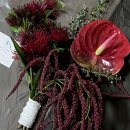 플라워디자인(야간) | 조화부케 대여 르바즈 플라워 버건디 드롭부케 , 블랙드레스 부케 추천