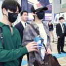 엔하이픈, 공항을 밝힌 「신상 키링」 자랑과 스윗한 「포켓즈」 모먼트!
