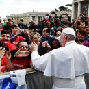 19/06/06 Pope advises on helping young people discern their vocation - Catholics need to improve how they communicate with the young to assist them fi 이미지