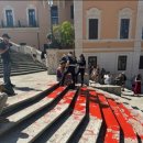 이탈리아 여성 단체에 의해 붉게 물든 로마의 스페인 광장 이미지