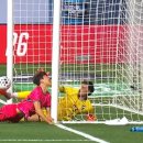 [기사] 이재성 머리 다칠까봐 막아준 볼리비아 골키퍼…“스포츠 정신” 이미지