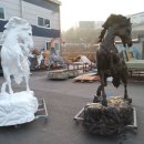 학 조형물 이미지