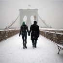 Pedestrians on the Brooklyn Bridge on Friday. 이미지