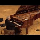 모차르트 '피아노소나타 17번 내림나장조' 크라우스의 피아노는 여성다운 매력과 향기를 물씬 풍기고 있다. 그러나 템포가 빠르고 리듬이 이미지