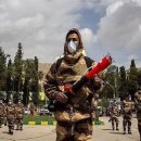 이란군, 군의날 행사에 소총 대신 소독기 들고 '방역 행진' 이미지