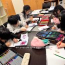 새마을작은도서관 | 제주문화중개소와 새마을작은도서관 / 평생학습관 / 색연필로 그리는 꽃그림 수강생작품전시