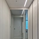 부산스윙 | [맑음도어 부산중문]드파인광안 스윙도어 중문 시공 후기｜루카화이트 + 투명유리로 완성한 고급스러운...