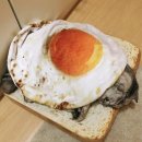 계란후라이 +식빵 토스트 이미지