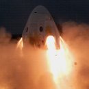 재 설계 후 SpaceX의 Crew Dragon 우주선의 결승선이 보입니다. 이미지