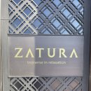 비밀의 문 | 김포 핫플 자투라(ZATURA) 대형카페 솔직후기! 비밀의 문 너머 펼쳐지는 1,300평 규모의 이국적인 쉼터 🏛️🌿