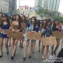 '직장' 잃은 중국 레이싱걸들 '거지복장' 항의시위 이미지