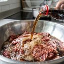 "이 액체 3큰술만 부어보세요…" 질기던 고기가 10분 만에 달라지는 이유 있습니다 이미지