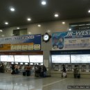 간사이공항역에 있는 난카이와 JR서일본의 무인발매기 이미지