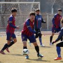 열악한 한중대 축구부의 `열정 연습경기` - 임기한 감독 "프로팀과 경기하면 선수들 눈빛 달라진다" 이미지