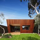 주택 담장 앞 이미지