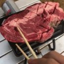 고기를 맛깔나게 구워주는 1인용 고기 불판 이미지