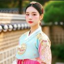 담장 앞 민트와 분홍 한복 이미지