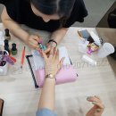 네일아트 손길 이미지