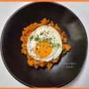 대패삼겹살을 넣고 만든 매콤 고소한 맛의 깍두기 볶음밥 이미지