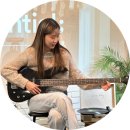 통통 튀는 통기타 연주 이미지