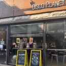 디스코케이크 | 홍대 디스코플래닛 ㅣ 전메뉴 3,500원 분위기 좋은 감성 카페 내돈내산 후기